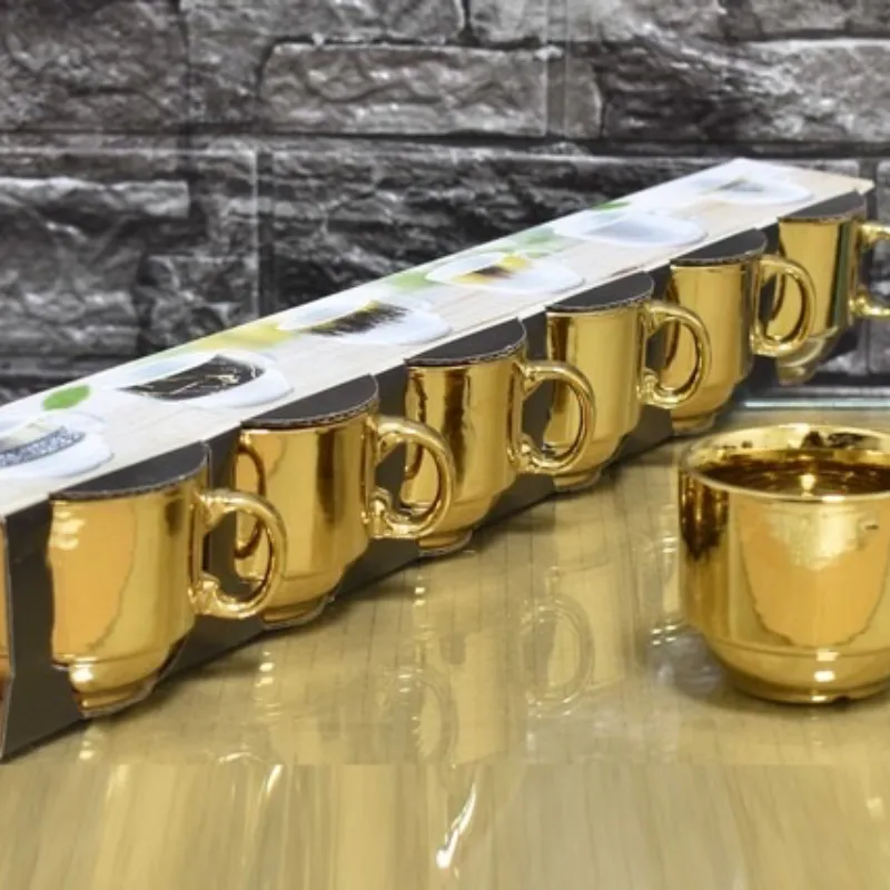 Tasas de café doradas