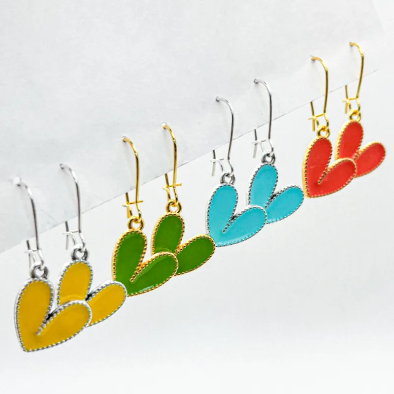 Aretes con dijes con baño de oro y plata de corazones 