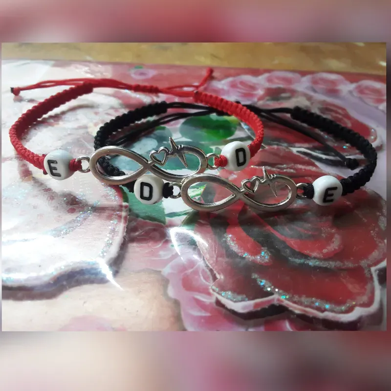 Pareja de pulseras con conector de infinito y lunetas