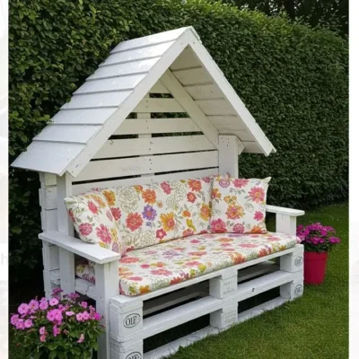 Banca de jardin artesanal con techo decorativo