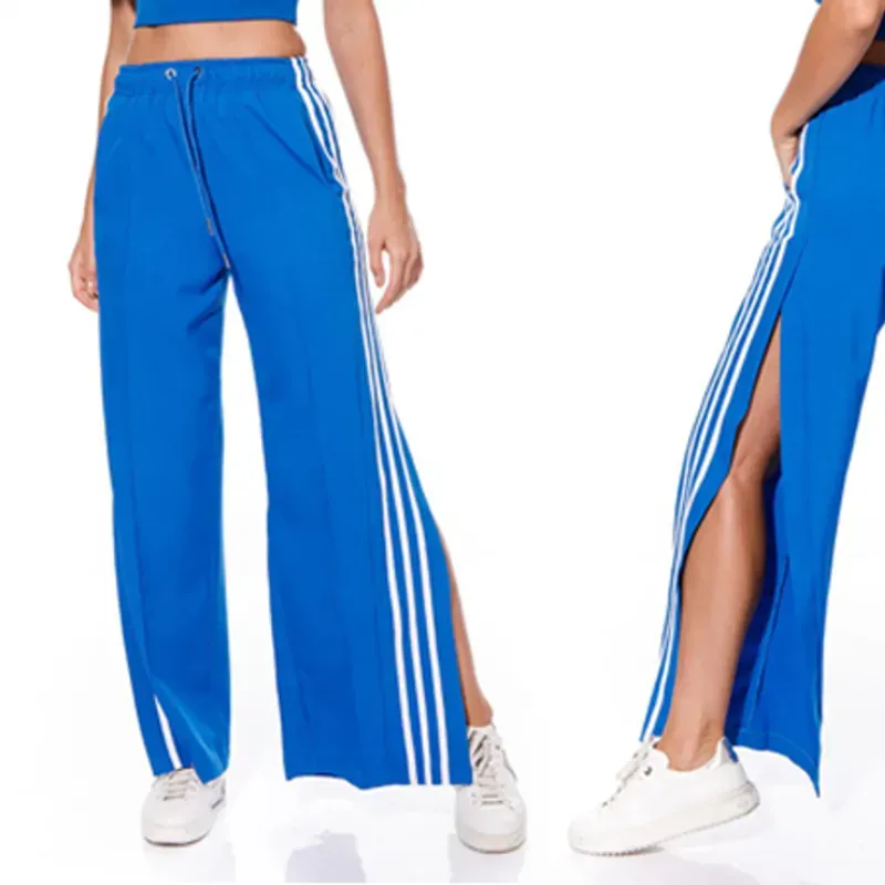 Mono azul con líneas blancas y abierto a los lados