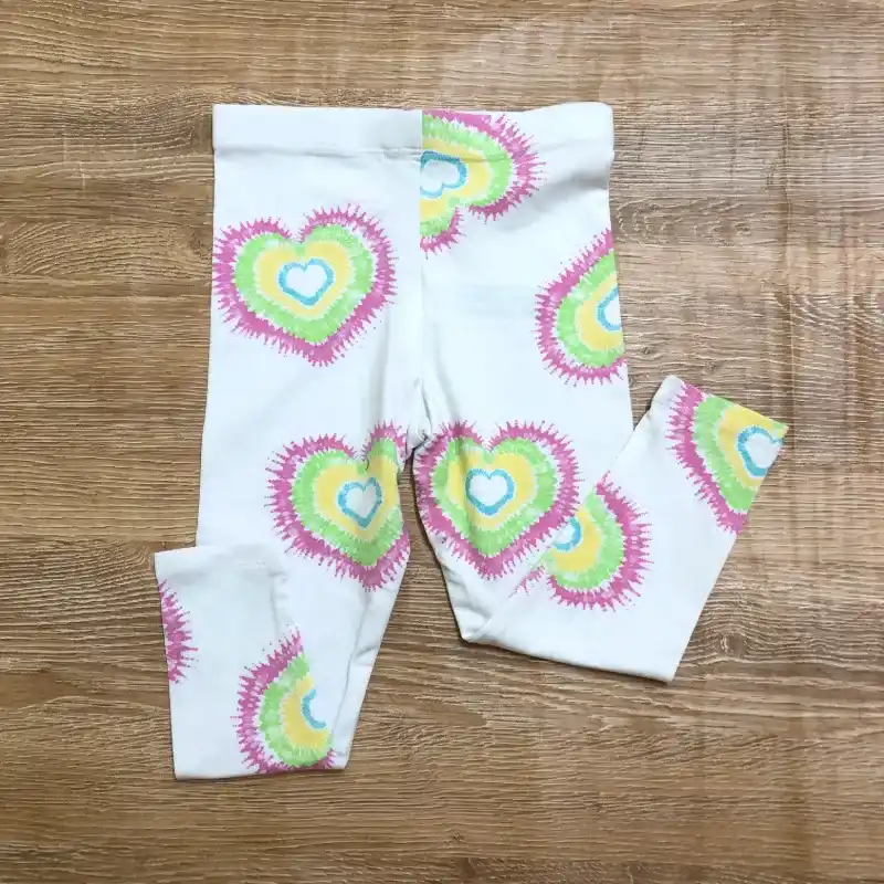 Leggins con corazones rosados y verdes