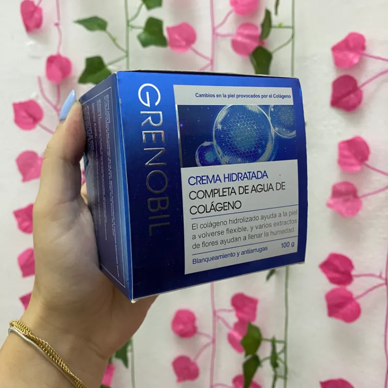 Crema hidratante compuesta de agua colágeno