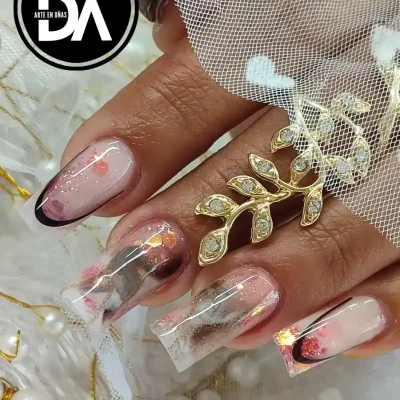 Uñas acrílicas mediadas