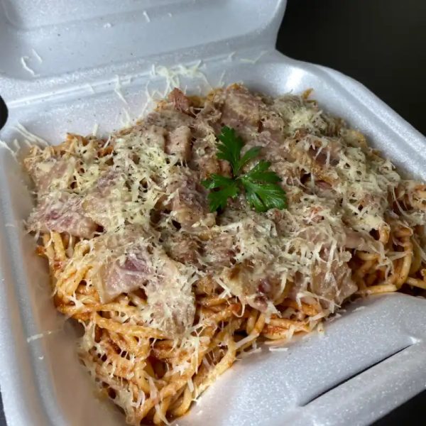 Espaguetis beicon español y queso parmesano