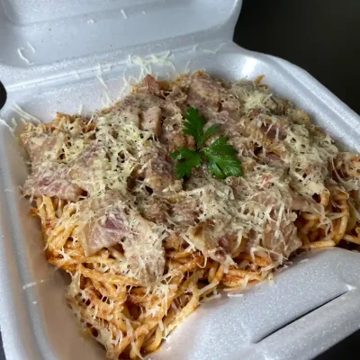 Espaguetis beicon español y queso parmesano
