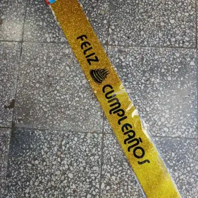 Banda feliz cumpleaños dorada escarchada