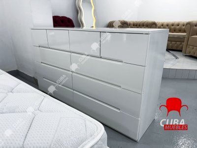 Cama de plataforma tamaño Queen con decoración de piezas de hierro, cama tapizada de piel sintética con cabecera ajustable curvada, soporte de listones de madera.