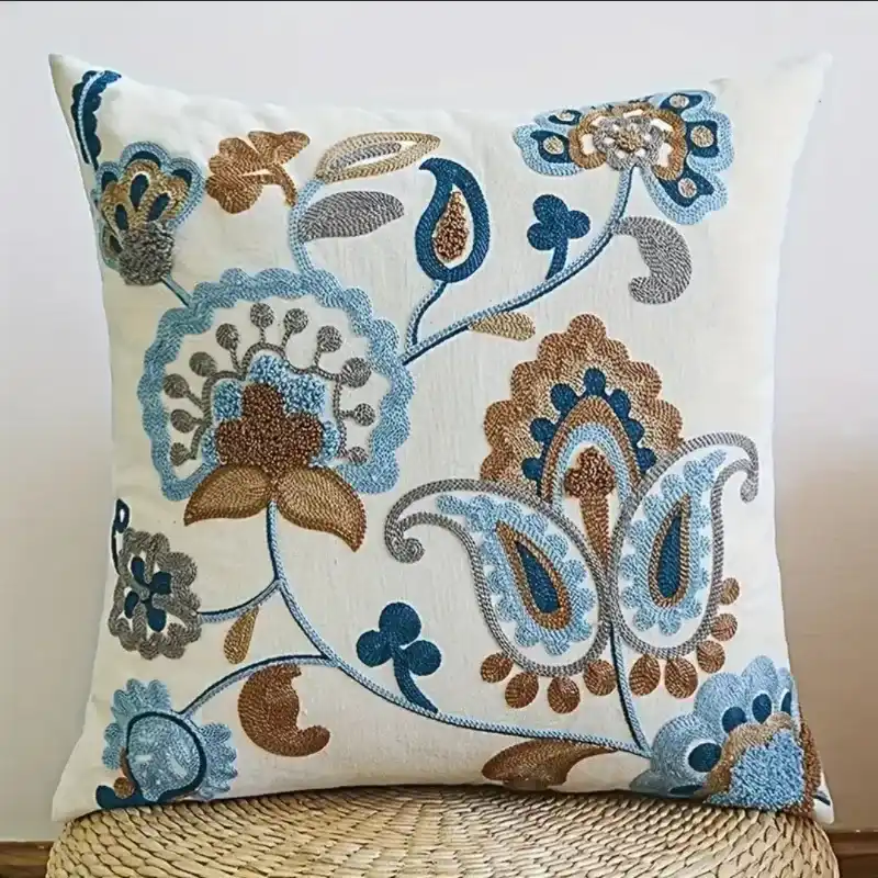 Hermoso cojín bordado