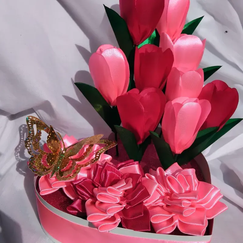 Caja en forma de corazón con 3 dahlias y 9 tulipanes.