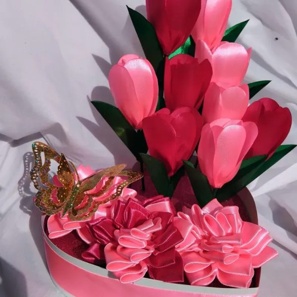 Caja en forma de corazón con 3 dahlias y 9 tulipanes.