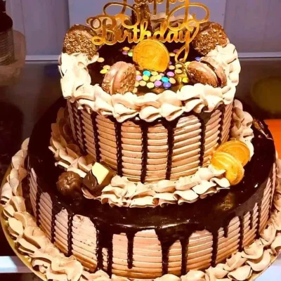 kake redondo personalizado de dos pisos de chocolate