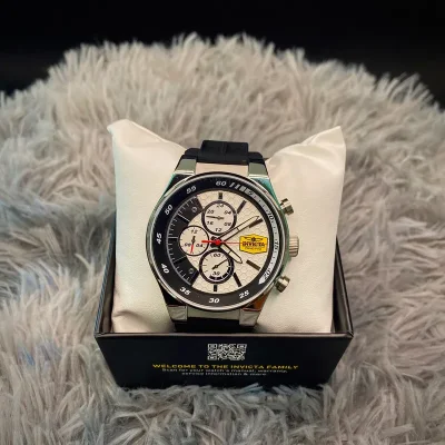 Invicta Racing 44 mm.