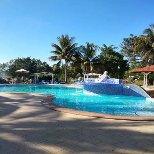Pasadía al Hotel Playa larga con Let's Travel