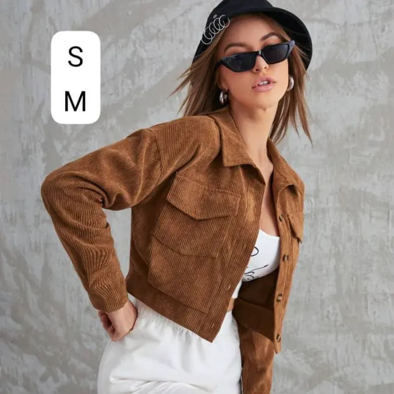  Chaqueta Crop de Pana + Accesorios Urbanos Estilo moderno con textura y actitud.