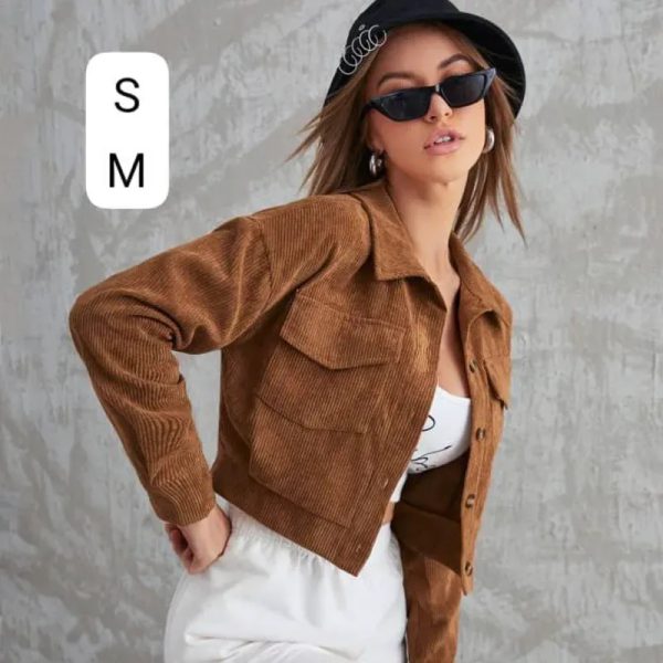  Chaqueta Crop de Pana + Accesorios Urbanos Estilo moderno con textura y actitud.