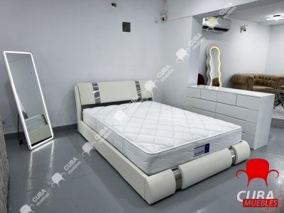 Cama de plataforma tamaño Queen con decoración de piezas de hierro, cama tapizada de piel sintética con cabecera ajustable curvada, soporte de listones de madera.
