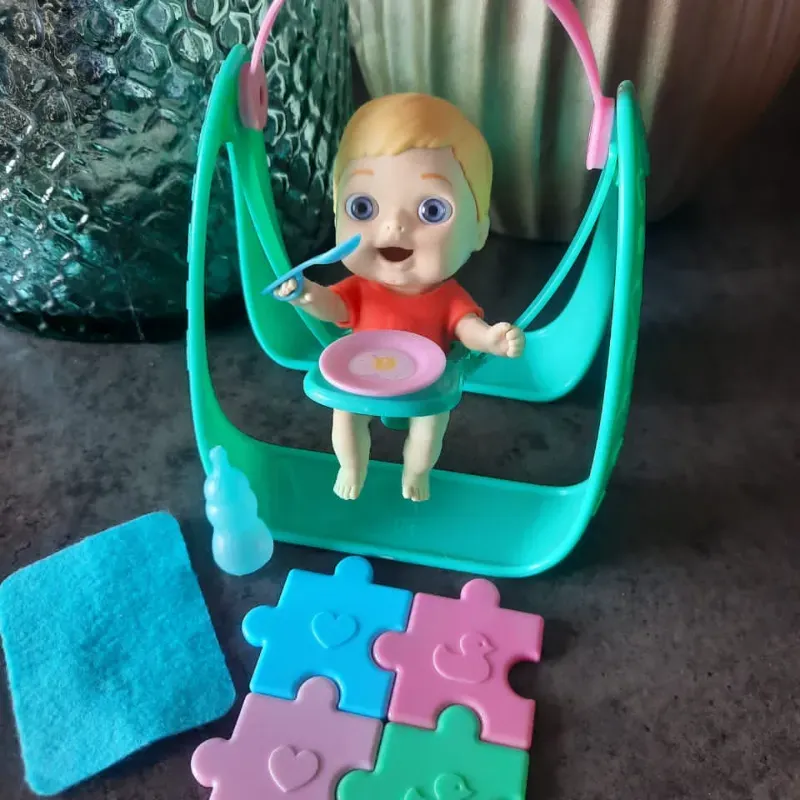 Bebé pequeño de silicona con accesorios