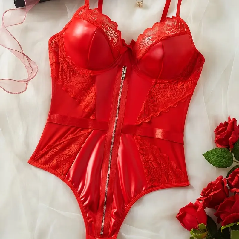 Body rojo cuerina y encaje