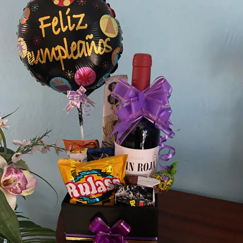 Caja pequeña con chuches y vino
