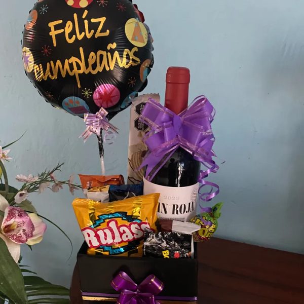 Caja pequeña con chuches y vino