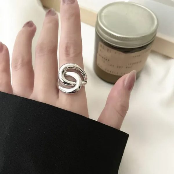 Anillo plateado unido