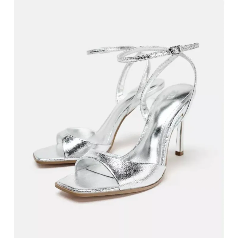 Tacones dorados atados