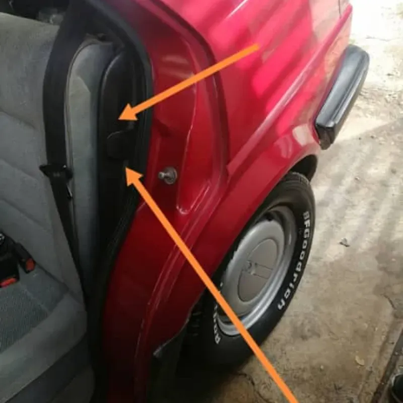 Pareja de plásticos entre asiento trasero y guardafango