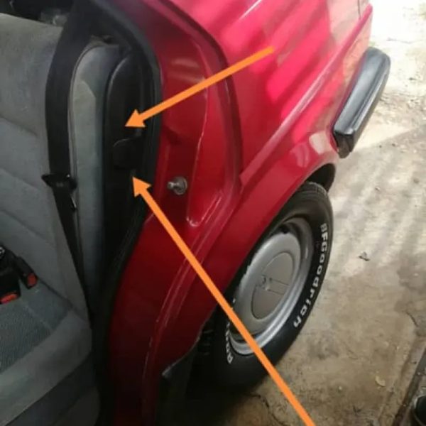Pareja de plásticos entre asiento trasero y guardafango