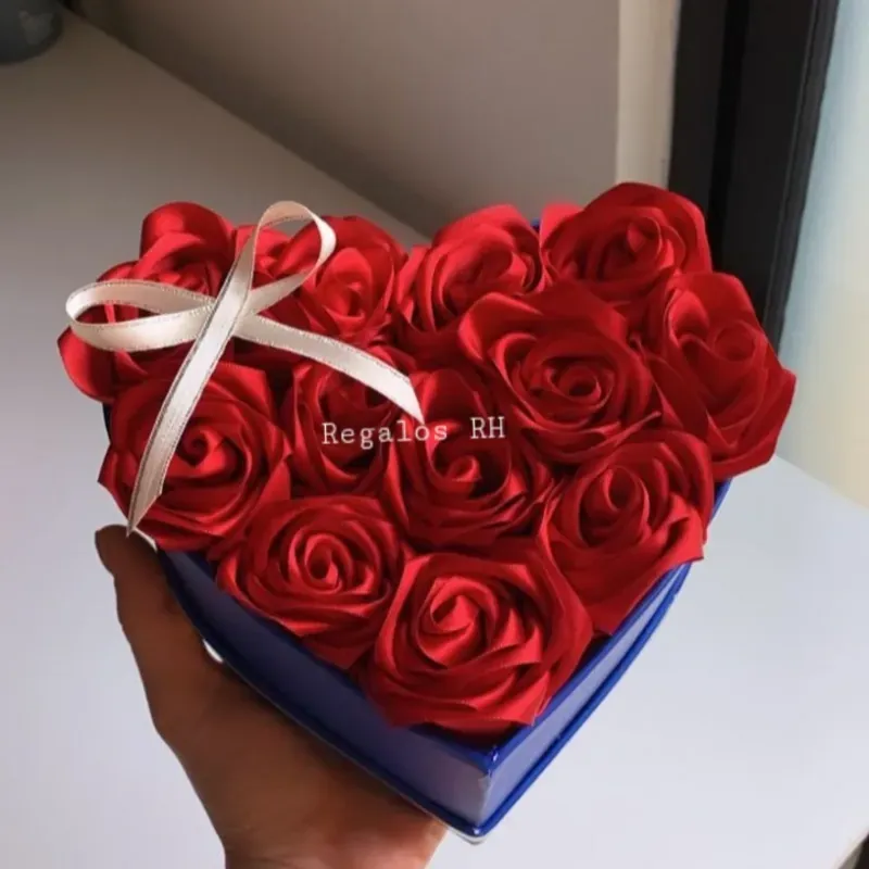 Corazón de 12 rosas