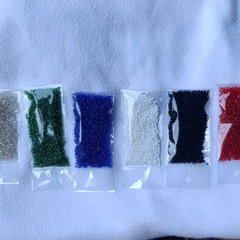 Chaquira de 2mm diferentes colores