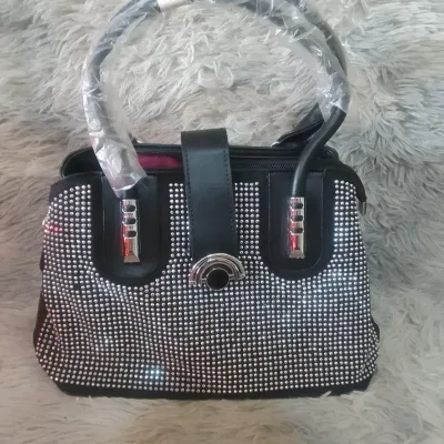 Bolso negro con perlas