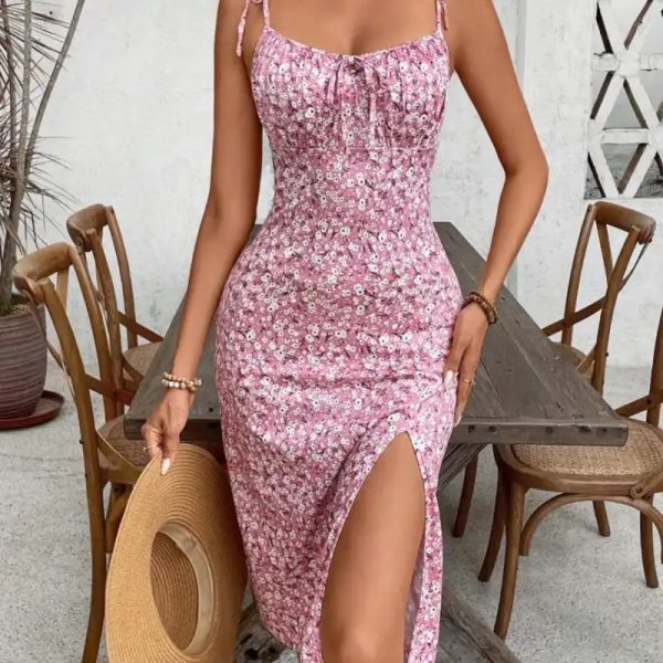 Vestido rosa claro de tirantes con abertura