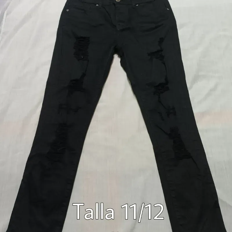 Pantalón negro con rotos