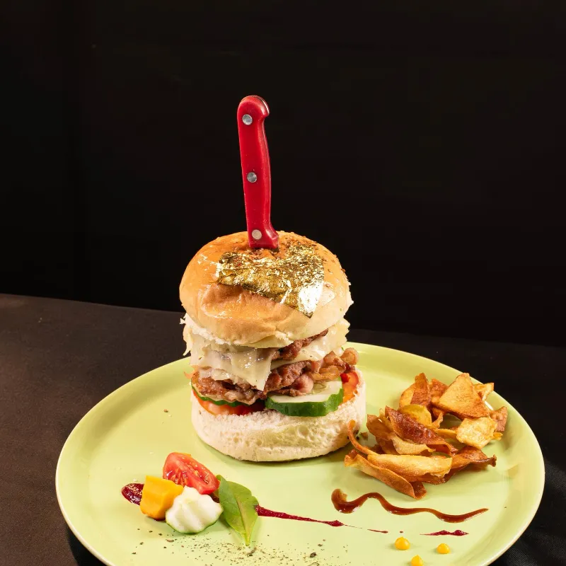 Hamburguesa con lámina de oro comestible 24k