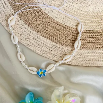 Collar de caracoles con perlas blancas y flor 
