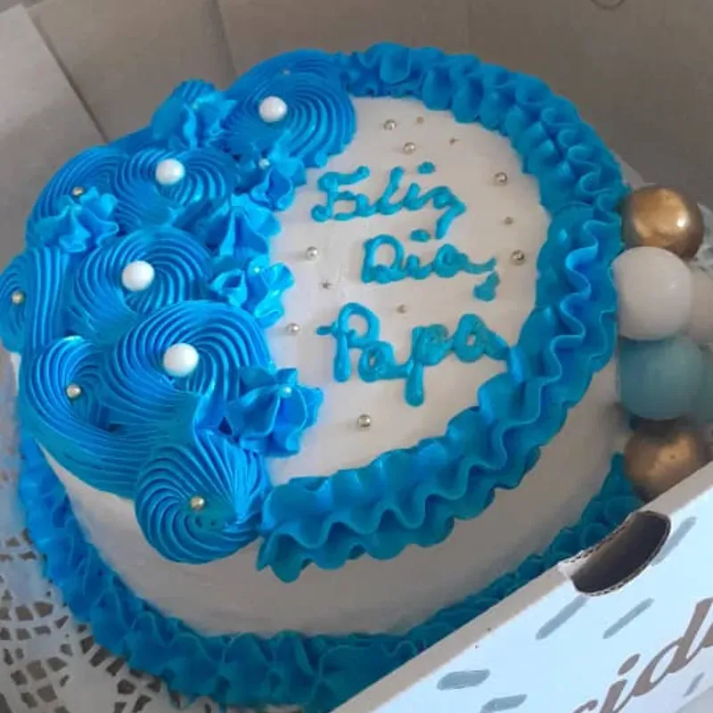 Pastel de Crema de Chocolate Decorado