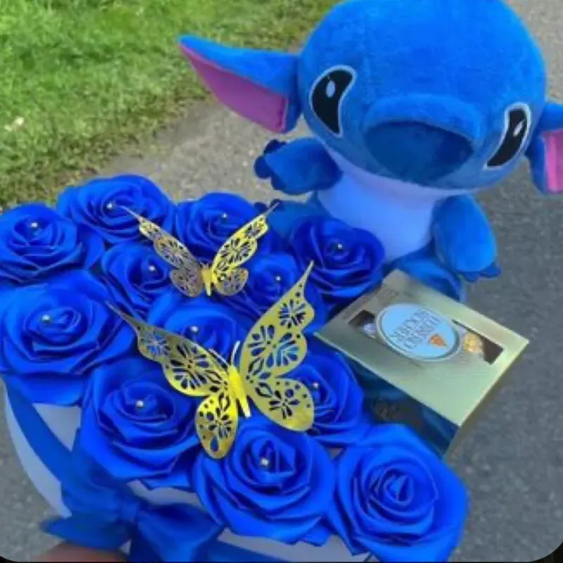 Corazón, rosas eternas, peluche y bombones