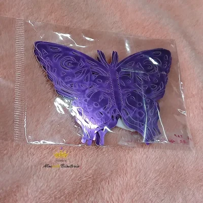 Mariposa decorativa suelta morada