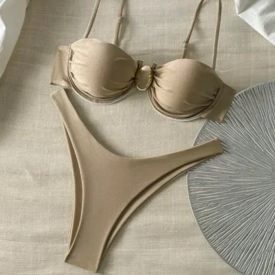  Bikini con adorno dorado — Beige