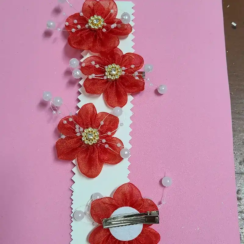 Par hebillas flores rojas