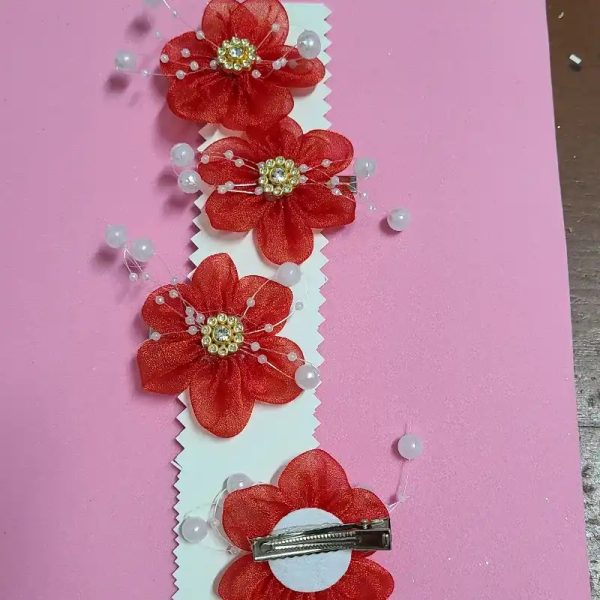 Par hebillas flores rojas