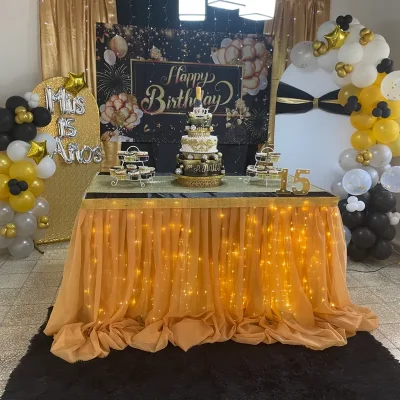 Decoración en casa dorada y negra