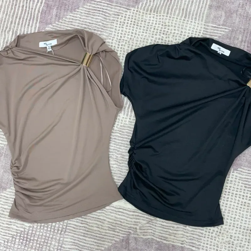 Blusa con detalle dorado