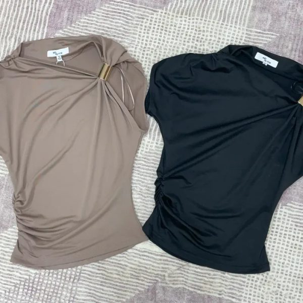 Blusa con detalle dorado