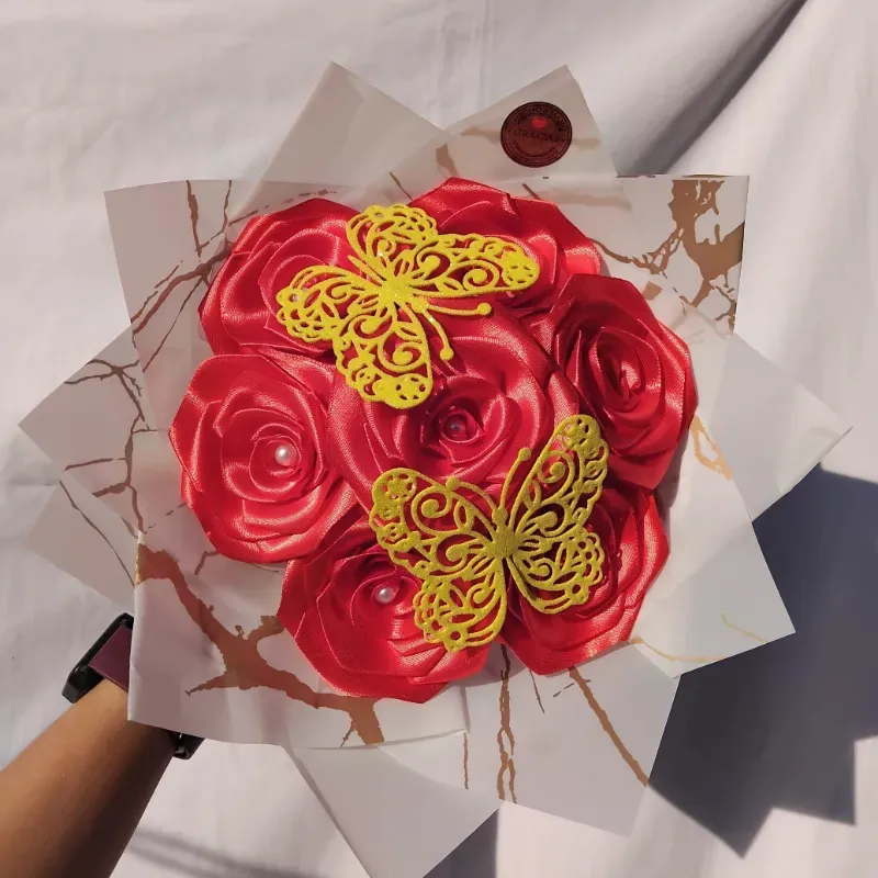 Ramo de 7 rosas eternas.