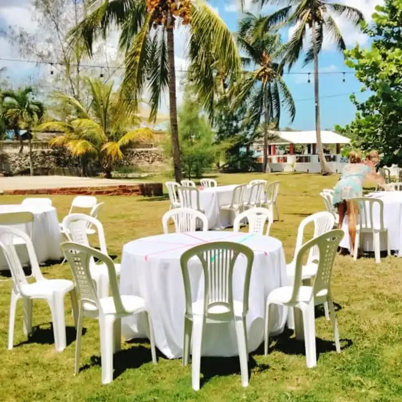 Sillas plásticas blancas