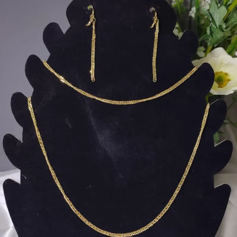 Conjunto de cadena-aretes y pulsera