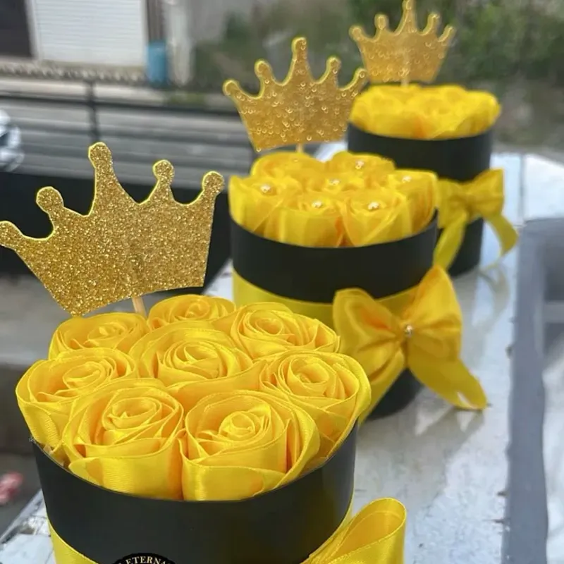 Caja con 10 rosas eternas y Topper de corona