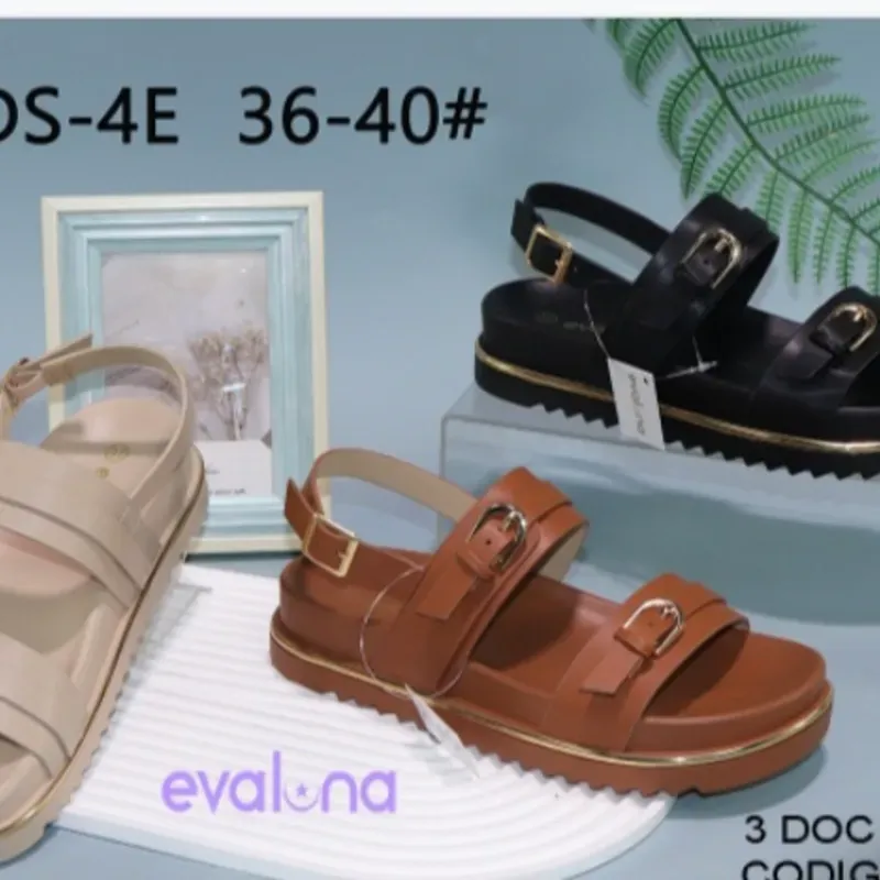 Sandalias con filo dorado calzadas